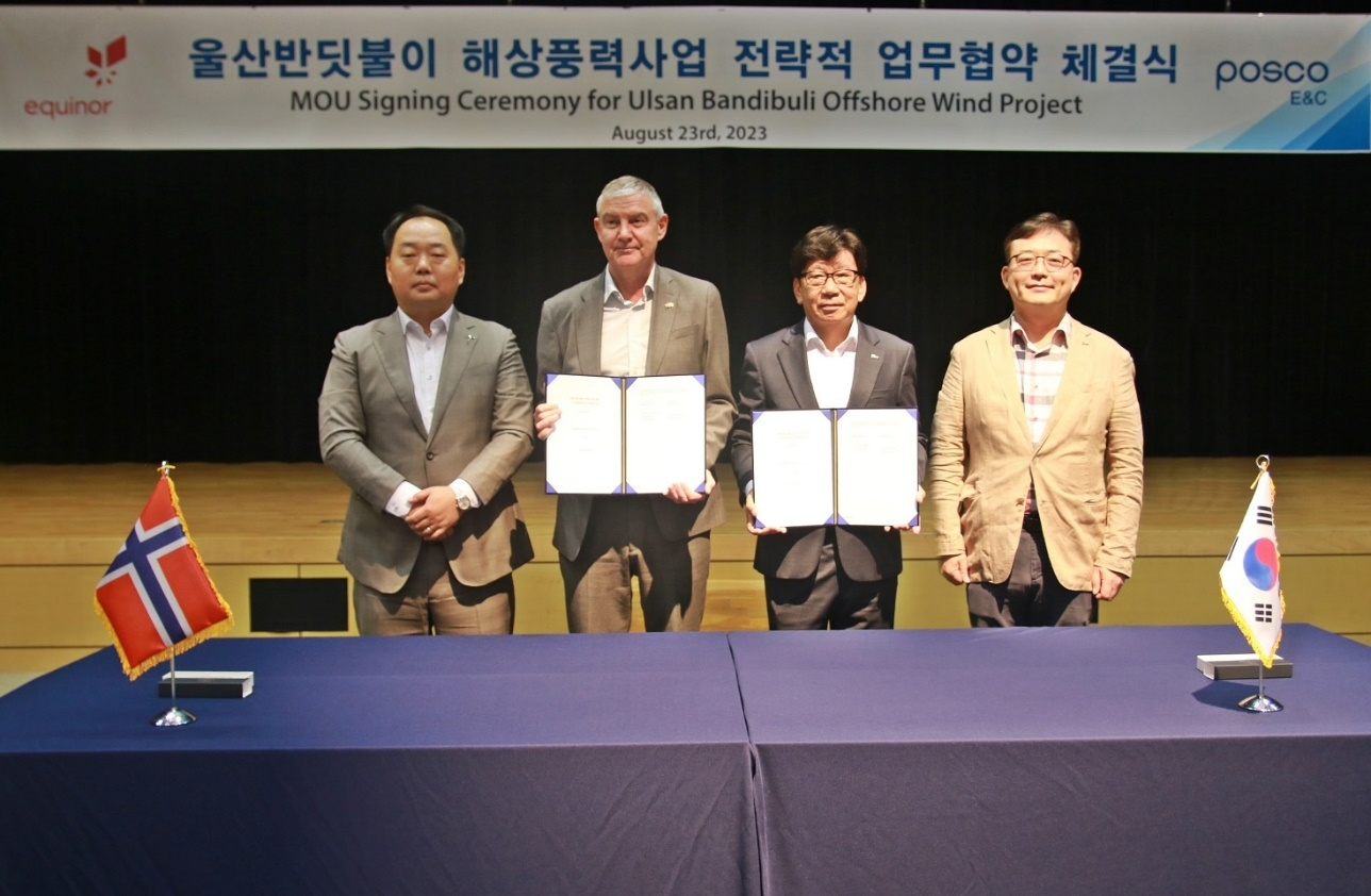 (왼쪽부터) 에퀴노르 박도현 전무, 에퀴노르 톨게 나켄 총괄디렉터, 포스코이앤씨 온상웅 인프라사업본부장, 포스코이앤씨 김동현 그린해양사업추진반장.(사진=포스코이앤씨)