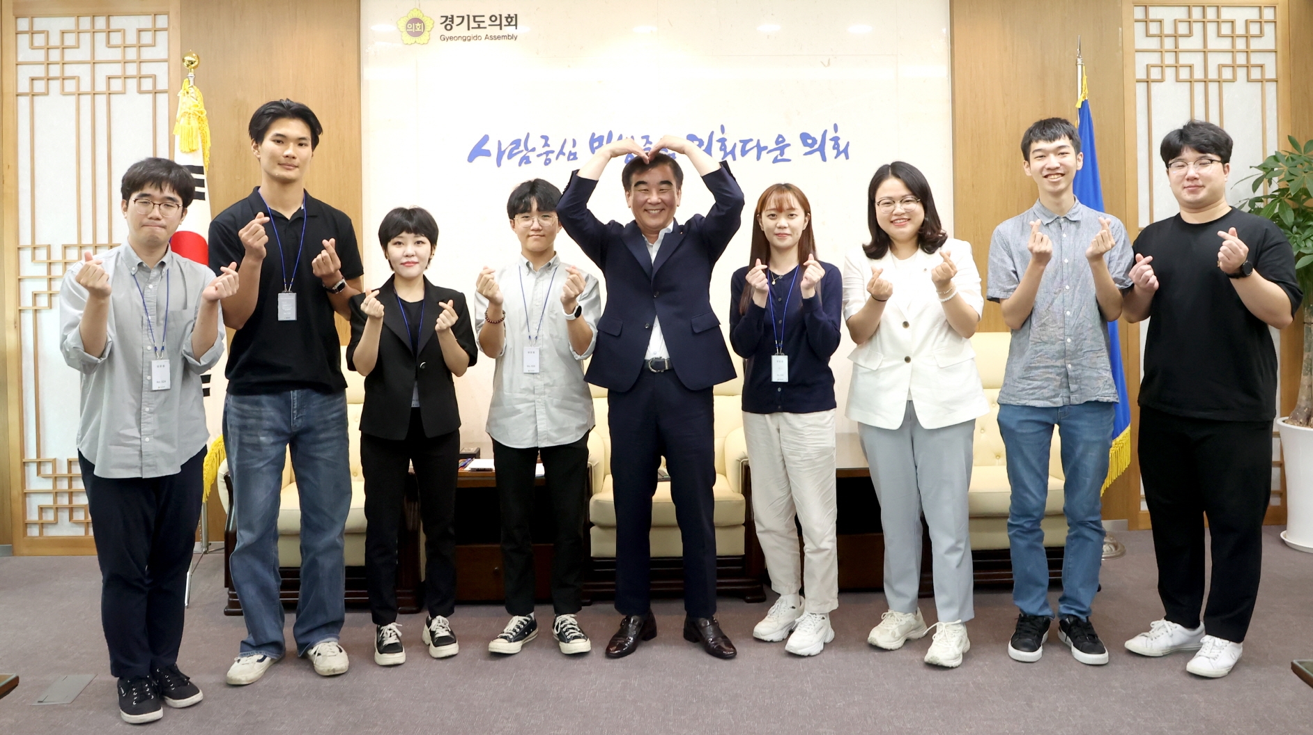 경기청년 정담회 참석인사들이 기념촬영을 하고있다.