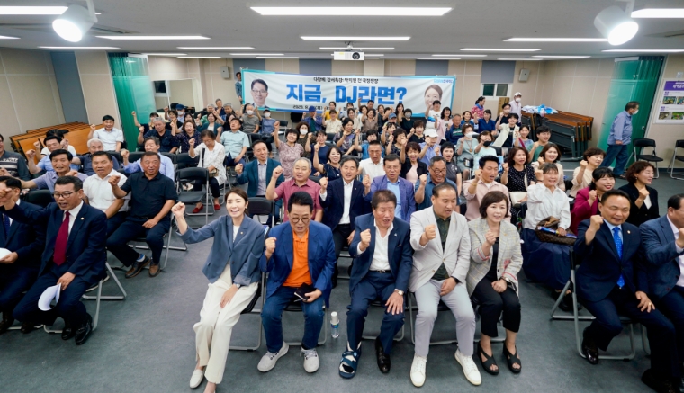 더불어민주당 서울 강서갑 강선우 국회의원(앞줄 가운데 왼쪽)은 지난 24일 박지원 전 국정원장을 초청해 ‘다함께 강서특강’을 진행하고 기념촬영하고 있다. (사진=강선우 의원실)