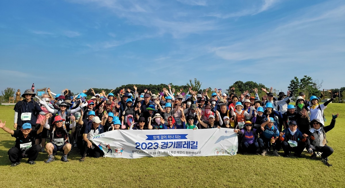 매향리 둘레길 걷기 행사 참석인사들이 기념촬영을 하고있다.