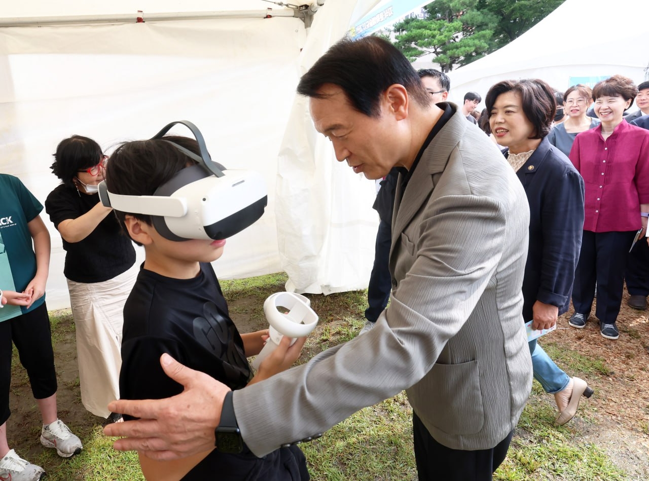 과천시 청소년 진로페스티벌 현장을 방문한 임태희 교육감