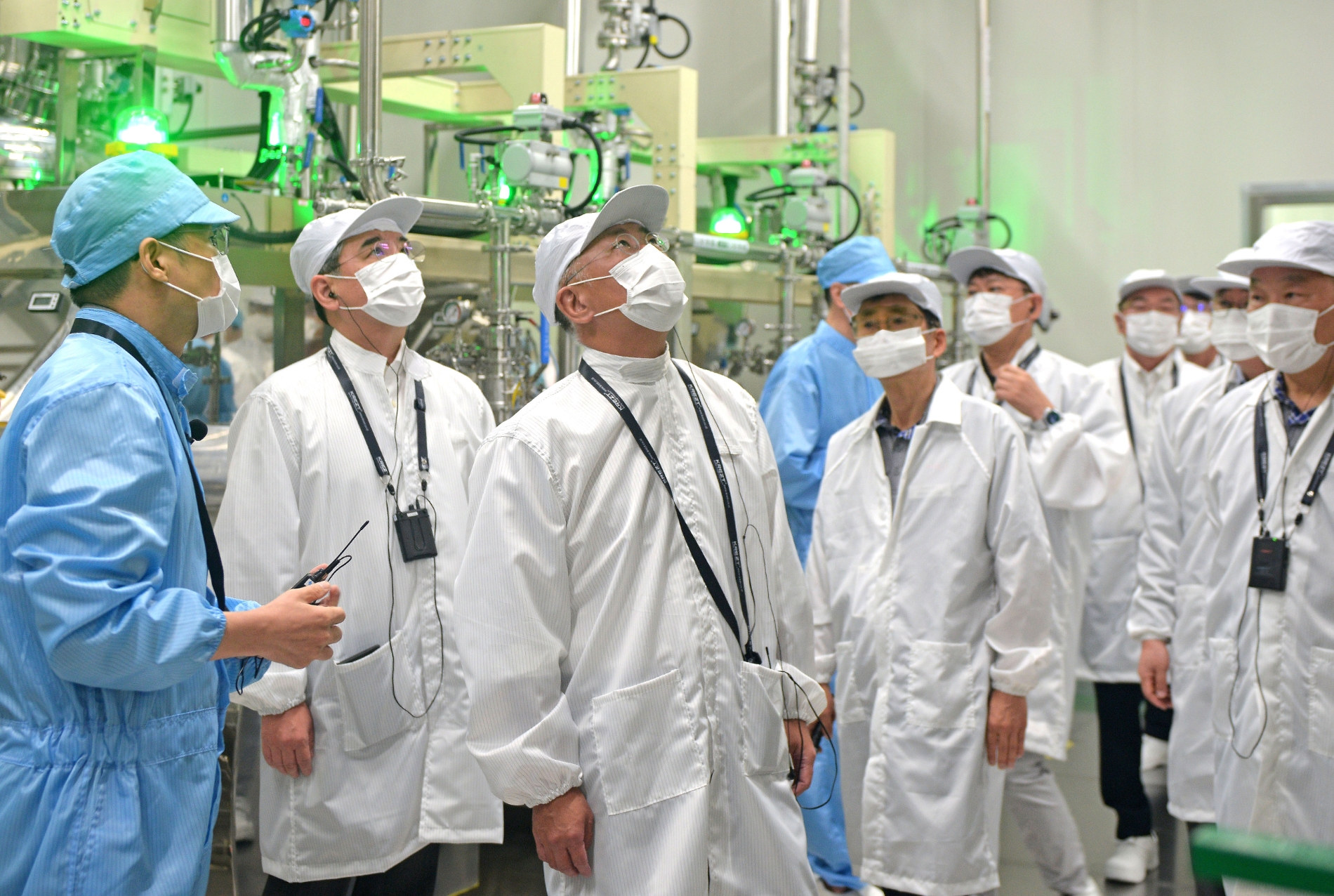 정의선 회장이 전극공정을 점검하고 둘러보는 모습.(사진=현대차그룹)