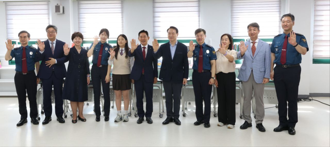 교육공동체 공감 토의 참석인사들이 기념촬영을 하고있다.