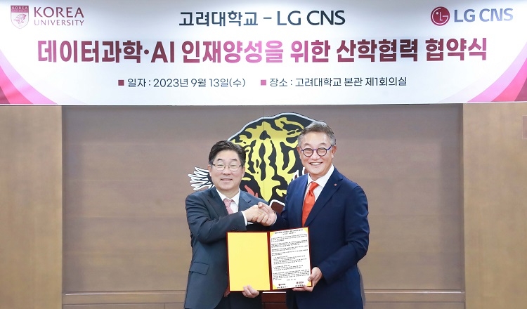  LG CNS 현신균 대표이사(오른쪽)와 고려대학교 김동원 총장이 기념촬영하는 모습. 사진=LG CNS