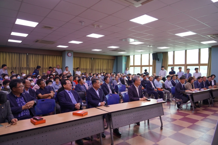 지난 15일 여수 시민들을 대상으로 국토부 산하 국토관리청이 여수남해 해저터널 관련 환경영향평가 주민설명회를 개최하고 있다. 김회재 의원, 도의원, 여수시민 등 관계자 100여명이 참석했다. (사진=김회재 의원실)