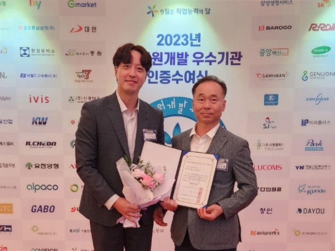 19일 서울 더 플라자 호텔에서 열린 '2023년도 인적자원개발 우수기관 인증 수여식'에서 kt cs 관계자들이 기념촬영을 하고 있다. 사진=kt cs