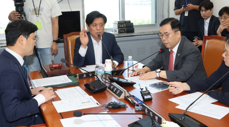 지난 9월 5일 국회 과학기술정보방송통신위원회 안건조정위원회에서 야당 간사인 조승래 의원이 회의를 진행하고 있다. (사진=연합뉴스)