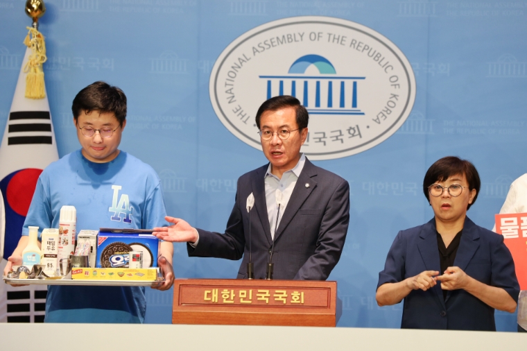 지난 19일 더불어민주당 윤영덕 국회의원과 투썸플레이스 전국가맹점주협의회가 국회 소통관에서 기자회견을 하고 있다. (사진=윤영덕 의원실)