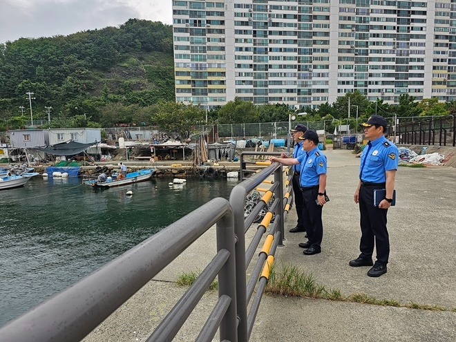 부산해경서장이 추석 연휴 대비 다대항 및 장림항포구에서 현장점검을 하고 있다.(사진제공=부산해양경찰서)