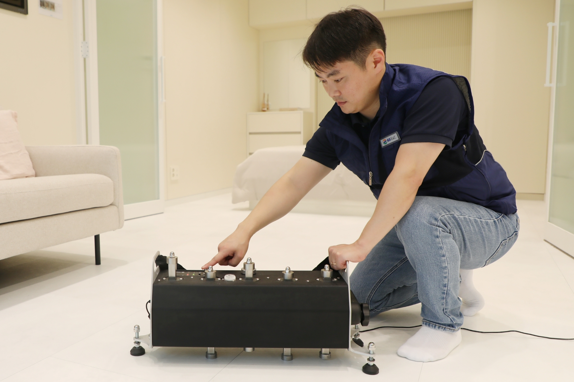 GS건설 관계자가 경기도 용인에 위치한 GS건설 용인기술연구소에서 태핑 머신(Tapping Machine)을 이용해 경량 바닥충격음을 측정하고 있다.(사진=GS건설)