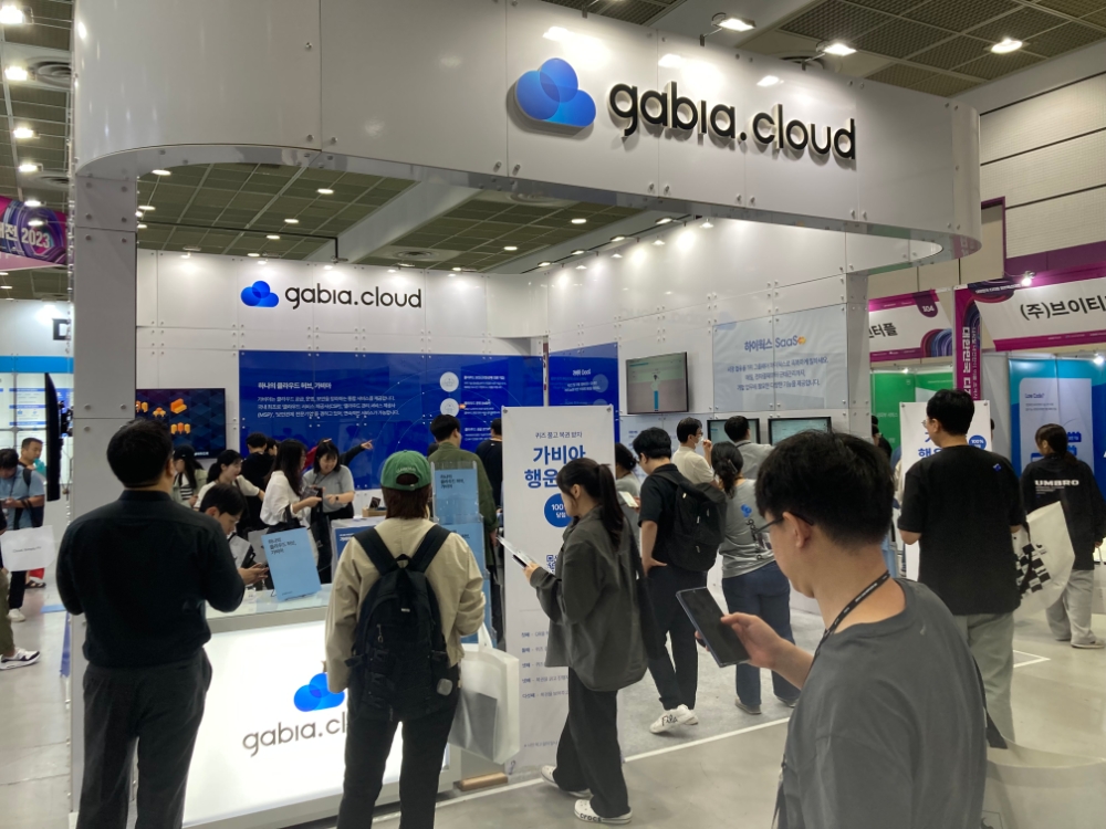 가비아(대표 김홍국)가 9월 25일부터 3일간 열리는 ‘대한민국 디지털 미래혁신대전 2023’에 참가해, 가비아 클라우드 3종 서비스를 선보인다. 한국소프트웨어산업협회와 지디넷코리아가 주최하는 ‘대한민국 디지털 미래혁신대전 2023’은 국내외 정보통신기술(ICT)의 미래를 한자리에서 확인할 수 있는 행사다. 서울 코엑스(COEX)에서 열리는 이번 전시에는 인공지능(AI), 클라우드, 빅데이터 등 ICT 분야별 주요 기업들이 참여한다. 가비아는 자사 전시장에서 ‘g클라우드(IaaS)’, ‘하이웍스(SaaS)’, ‘가비아 DaaS(DaaS)’ 관련 콘텐츠를 전시하고, 경품 이벤트와 영업 상담을 진행한다.사진은 ‘대한민국 디지털 미래혁신대전 2023’ 내 가비아 부스 전경. 사진=가비아