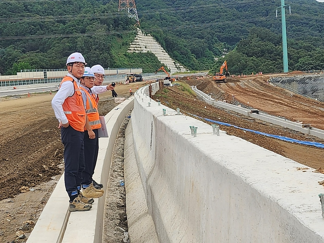 지난 21일 곽수윤 DL건설 대표이사(오른쪽)가 ‘안성구리12공구’ 현장을 방문해 특별 안전점검을 진행하고 있다.(사진=DL건설)