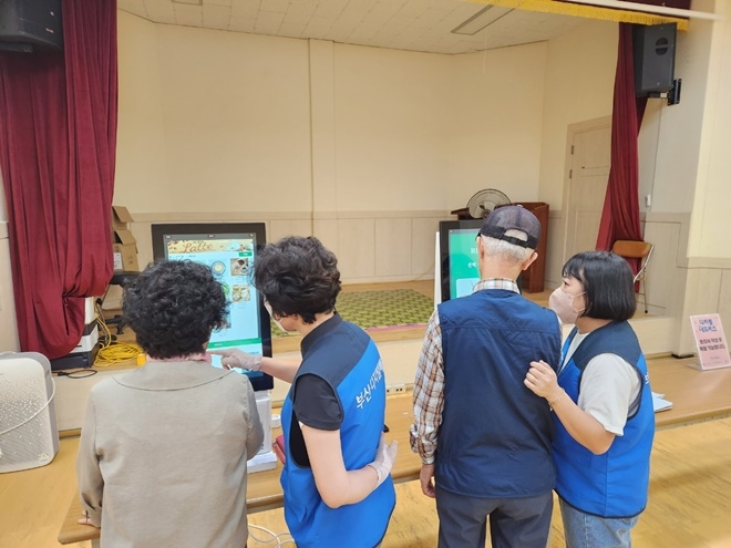 부산 기장군 기장읍에서 어르신들을 대상으로 키오스크 사용 교육을 진행하고 있다.(사진제공=부산 기장군)