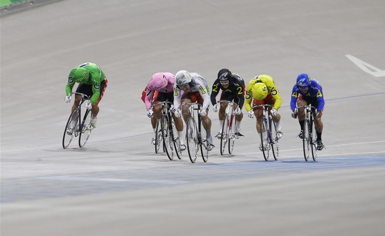 광명스피돔에서 경륜 선수들이 치열한 경합을 벌이고 있다.(사진=국민체육진흥공단)