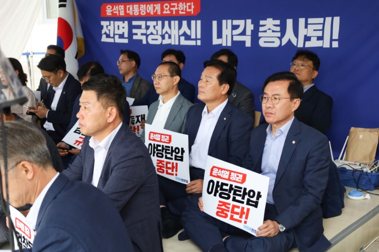 윤영덕 의원(오른쪽)이 윤석열 정권 야당 탄압 중단 피켓을 들고 있다. (사진=연합뉴스)