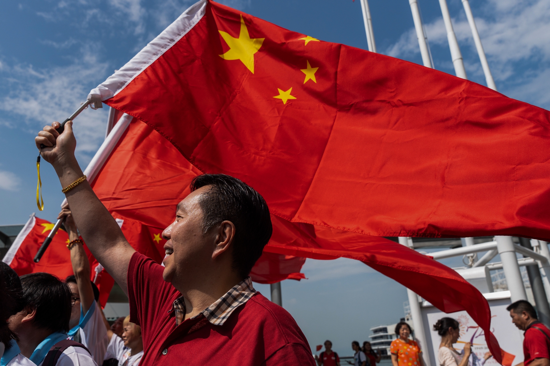 (사진=연합뉴스) 지난 1일 제74회 중국 국경절을 맞아 홍콩 침사추이에서 사람들이 중국 국기를 휘날리는 모습. 