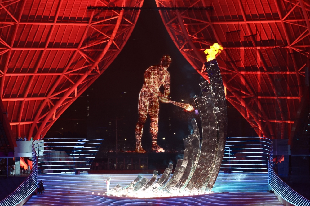 23일 오후 중국 항저우 올림픽 스포츠센터 스타디움에서 열린 2022 항저우 아시안게임 개회식에서 도쿄 올림픽 수영 남자 200m 개인혼영 금메달리스트 왕순과 디지털 점화자가 함께 성화를 점화하고 있다. 사진=연합뉴스