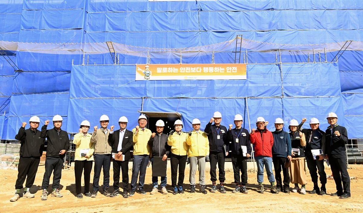 합동점검 참석인사들이 기념촬영을 하고있다.