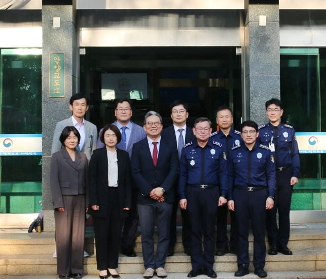안양교도소 교정정책자문위원회 위촉식 기념촬영.(사진제공=안양교도소)