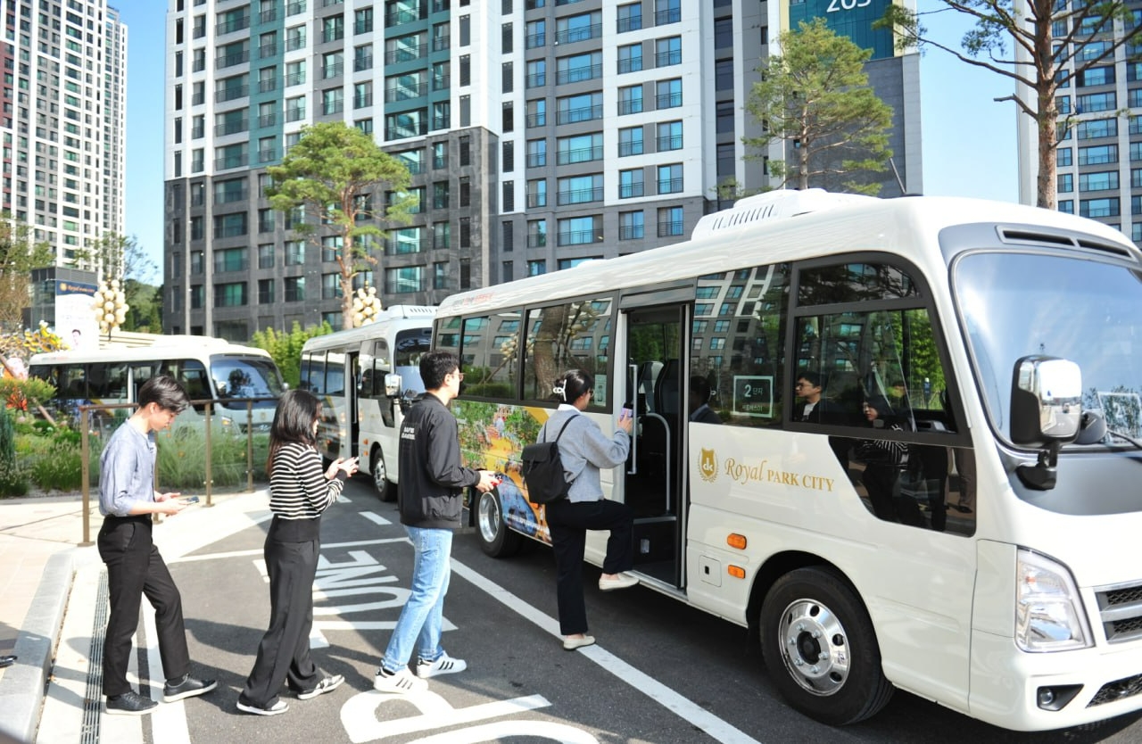 DK아시아가 지난 5일부터 대한민국 첫 번째 리조트도시인 ‘검암역 로열파크씨티’에서 무료 셔틀버스를 운행하고 있다.(사진=DK아시아)