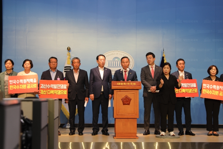 국민의힘 박덕흠 의원은 지난 7월 31일 국회 소통관에서 송인헌 괴산군수, 신송규 괴산군의회의장, 이태훈 충북도의원 등과 함께 괴산댐 리모델링이 시급하단 기자회견을 하고 있다.(사진=의원실)