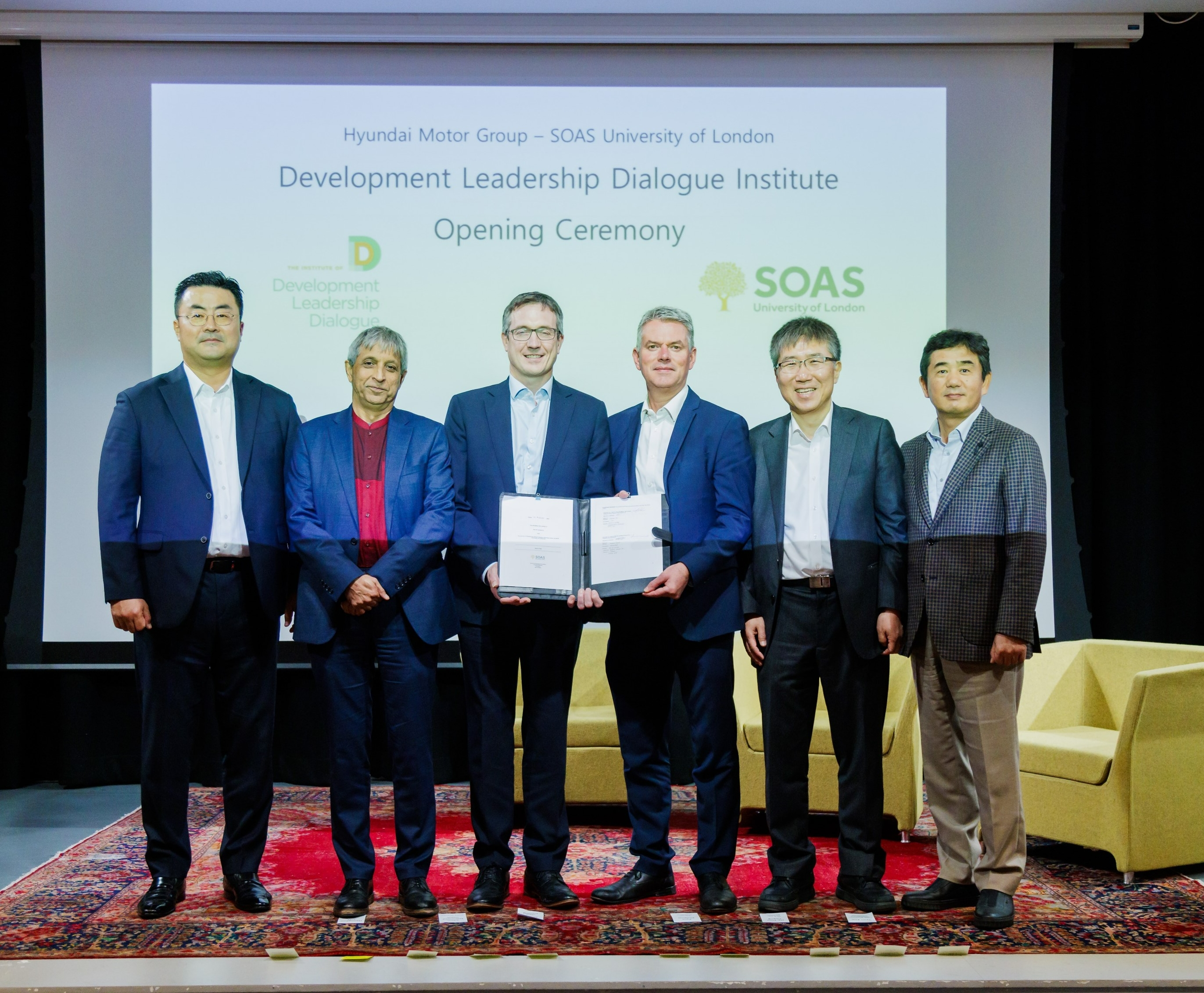 (왼쪽부터) 김흥수 현대차 부사장, 아담 하빕 런던대 SOAS 총장, 애슐리 앤드류 현대차 영국법인장, 폴 필팟 기아 영국법인장, 장하준 런던대 SOAS 교수, 김견 현대차그룹 경영연구원장 부사장이 18일(현지시간) 개소식에서 기념사진을 촬영하고 있다.(사진=현대차그룹)