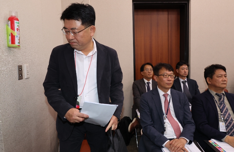 지난 20일 국회 산업통상자원중소벤처기업위원회 국정감사에서 유창호 공영홈쇼핑 상임감사가 이재정 위원장의 요구로 퇴장하고 있다. (사진=연합뉴스)