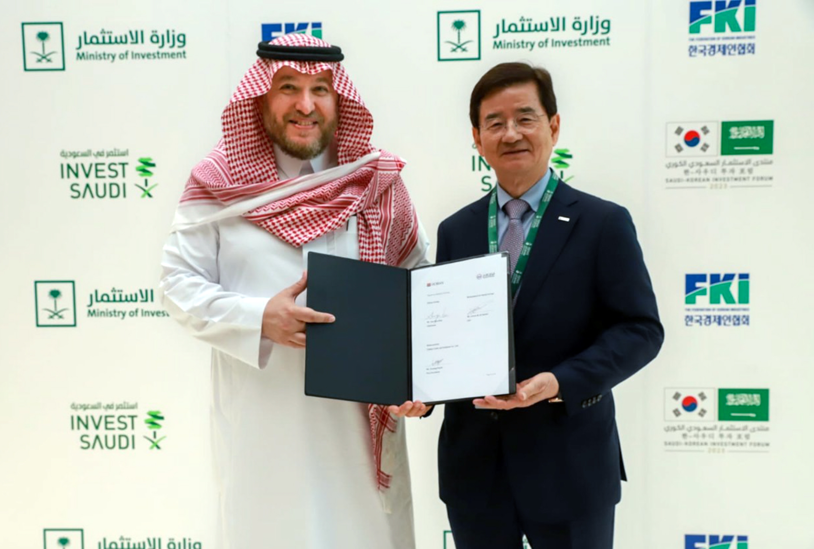 (왼쪽부터) 살렘 모하메드 알 오자이미 알-오자이미 그룹 대표, 김선규 호반그룹 회장.(사진=호반그룹)