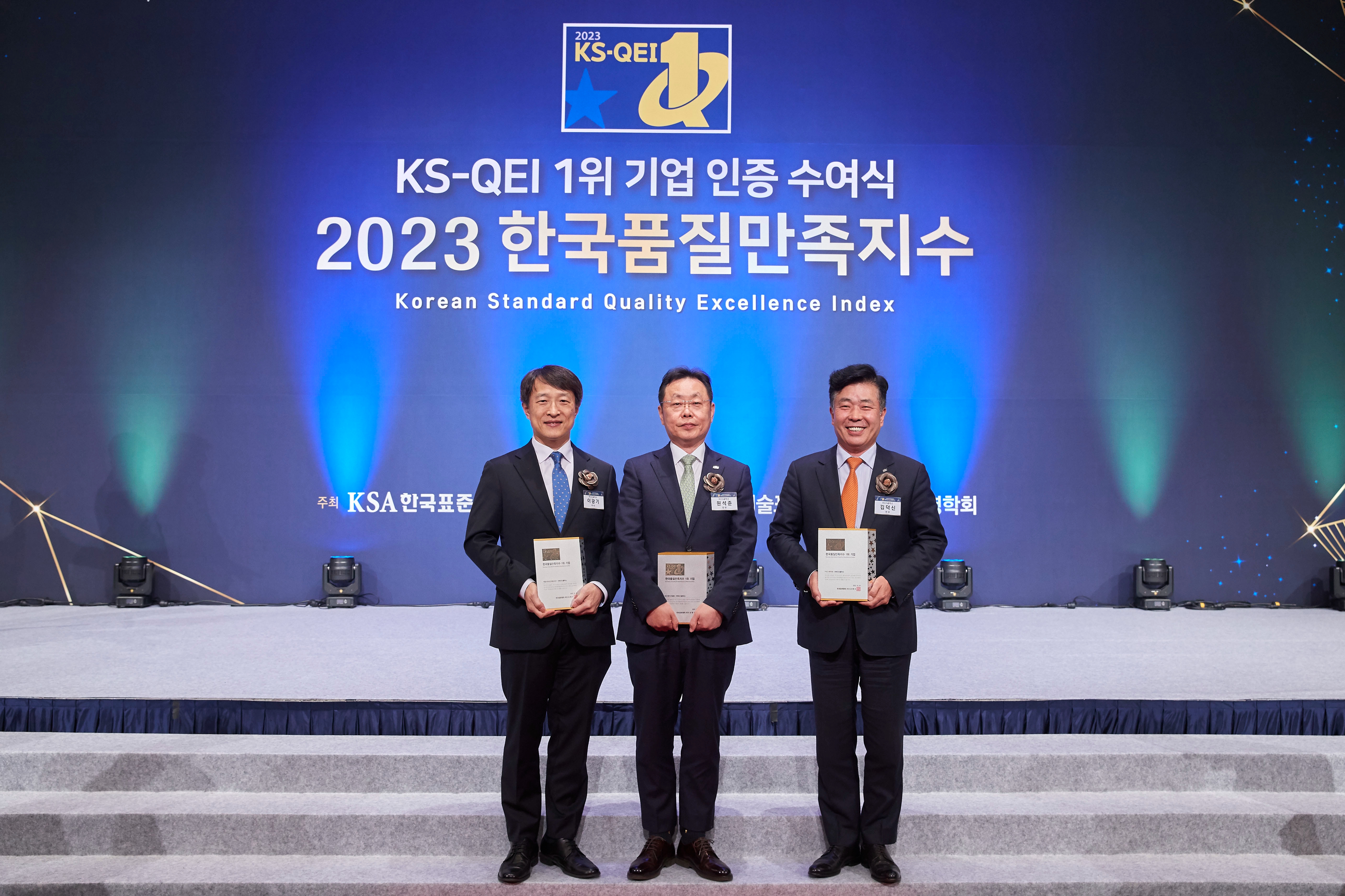 지난 20일 ‘2023 한국품질만족지수(KS-QEI) 인증 수여식’에서 이광기 KCC글라스 이사, 원석준 KCC글라스 전무, 김덕신 KCC글라스 전무(사진 왼쪽부터)가 기념촬영을 하고 있다.(사진=KCC글라스)