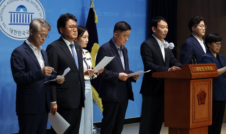 더불어민주당 김용민 의원(발표자) 등이 지난 9월 19일 국회 소통관에서 기자회견을 하고 있다. (사진=연합뉴스)