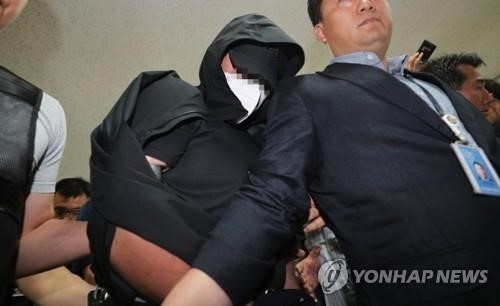 항공기 출입문을 열어 승객들을 공포에 떨게 한 30대 A씨.(사진=연합뉴스)