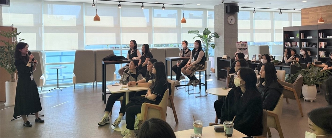 한국부동산원 본사에서 개최된 『기업탐방형 일경험 프로그램』행사사진(대구여상 참여자).(사진=한국부동산원)