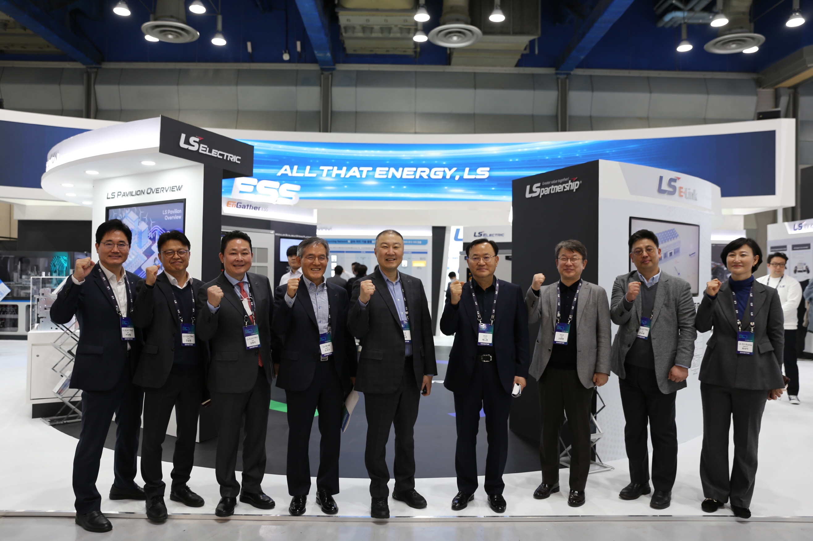 지난 3월 ‘인터배터리 2023’ 전시회에서 LS홍보관을 방문한 LS그룹 구자은 회장을 비롯한 경영진. 왼쪽 네 번째부터 LS MnM 도석구 부회장, LS그룹 구자은 회장, ㈜LS 명노현 부회장, 안원형 사장. (사진= LS그룹)
