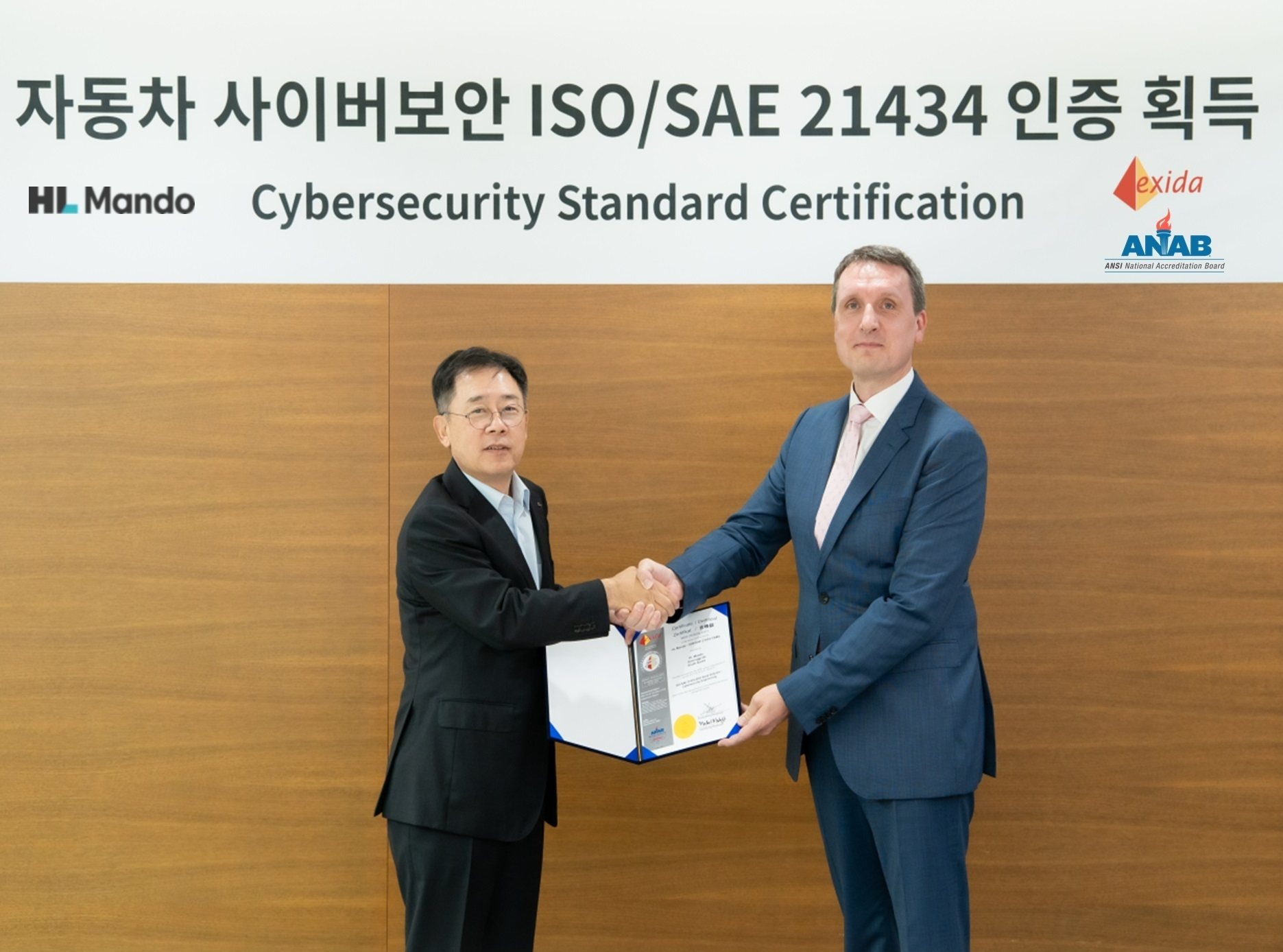 HL만도 조성현 부회장(왼쪽)과 엑시다 알렉산더 그리싱 COO(오른쪽)가 인증서 수여식 후 기념촬영을 하고 있다.(사진=HL만도)