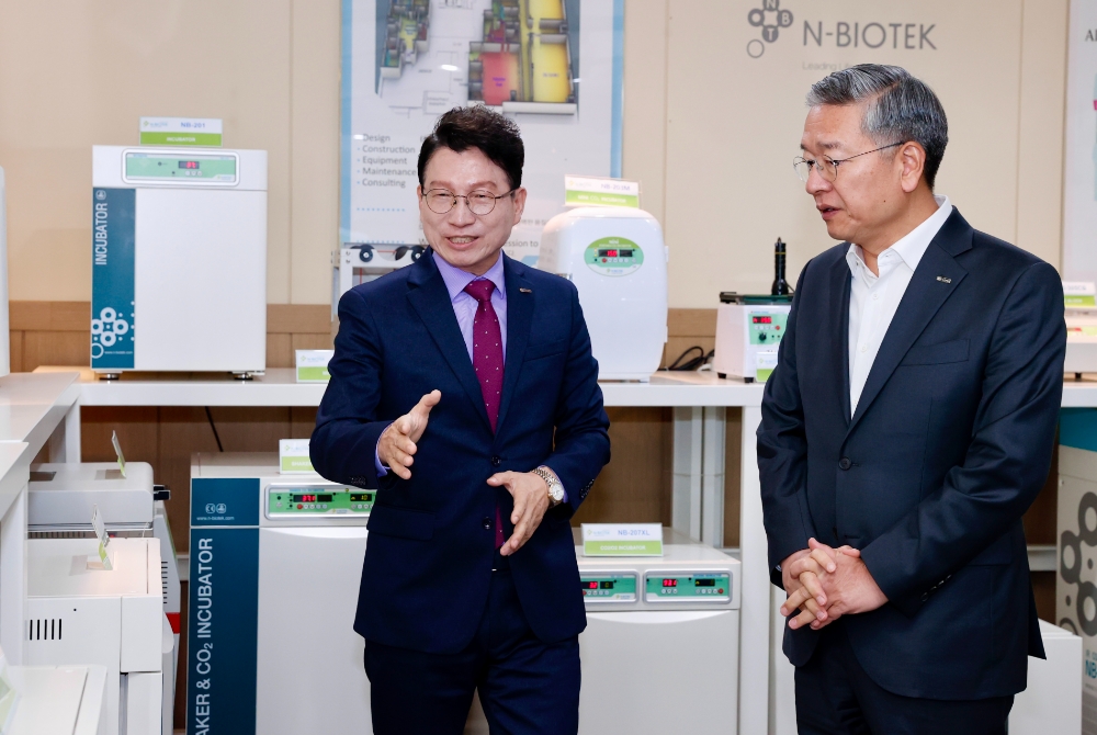 김종호 기술보증기금 이사장(사진 오른쪽)과 김대용 (주)엔바이오텍 대표이사(사진 왼쪽). 사진=기술보증기금