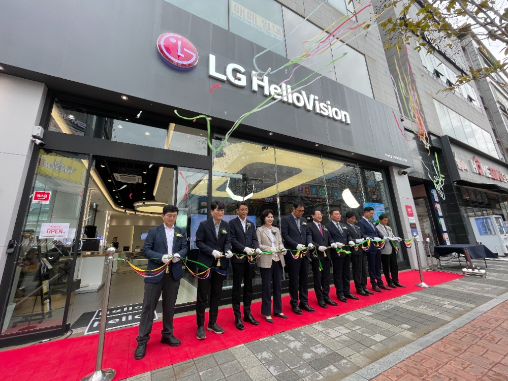 오픈 스튜디오 개소식에서 송구영 LG헬로비전 대표이사(왼쪽에서 5번째)와 김영록 전남도지사 (왼쪽에서 6번째) 등 참석자들이 테이프 커팅식을 하는 모습. 사진=LG헬로비전