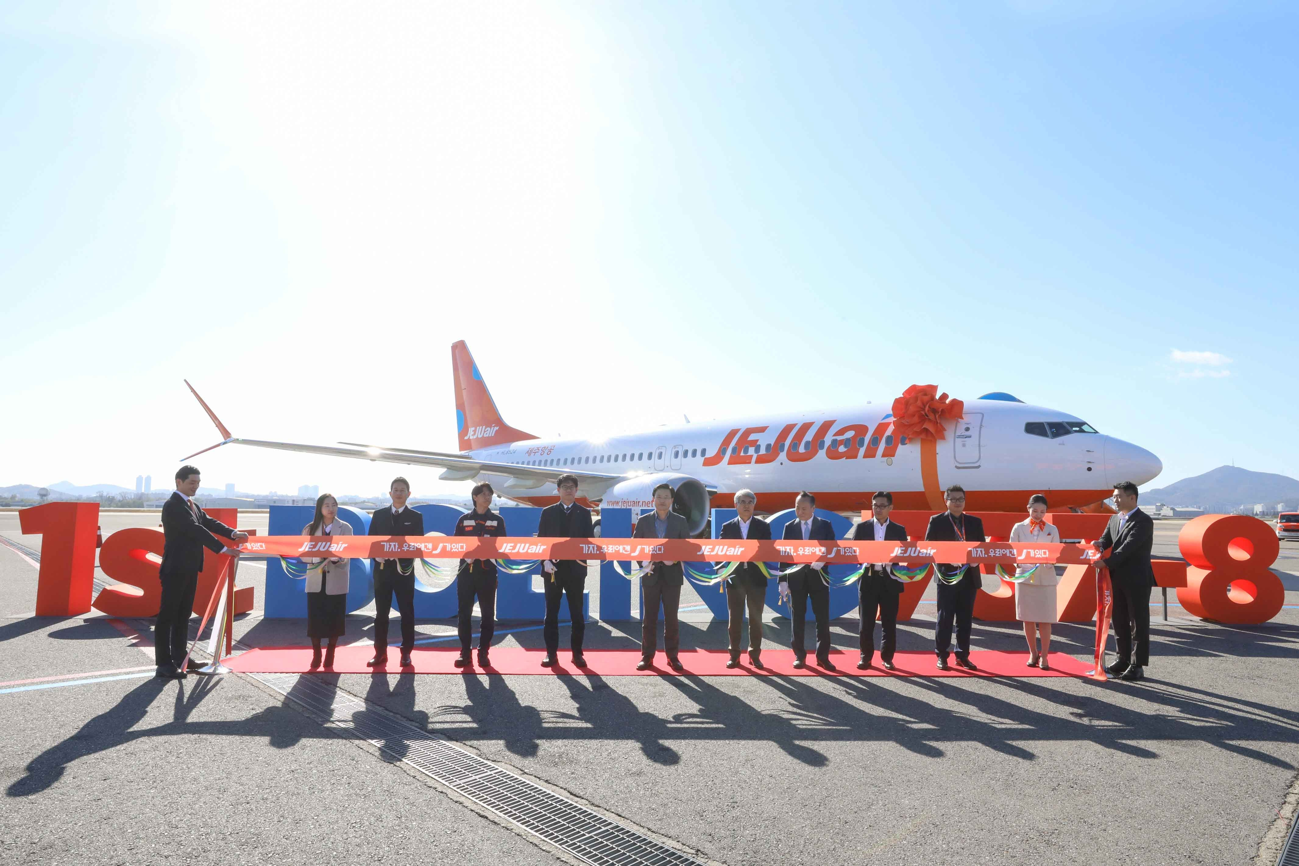 김이배 제주항공 대표이사(왼쪽에서 5번째), 한국산업은행 김대업 PF실장(왼쪽에서 4번째), 백차현 AK홀딩스 대표이사(왼쪽에서 6번째), 보잉 재이 김(Jay Kim) 상용기 세일즈 이사(왼쪽에서 7번째) 등이 항공기 앞에서 리본 커팅을 하고 있다.(사진=제주항공)