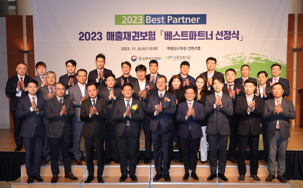 최원목 신용보증기금 이사장(앞줄 왼쪽에서 다섯 번째)과 최원영 중소벤처기업부 글로벌성장정책관(앞줄 왼쪽에서 네 번째)은 지난 8일 열린 '제1회 베스트파트너 선정식'에 참석해 선정기업 관계자들과 기념 촬영을 하고 있다. 사진=신용보증기금