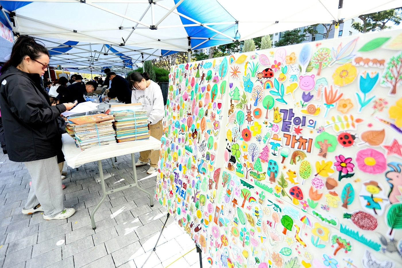 운서역 푸르지오 더 스카이 아나바다 행사에 참여하고 있는 주민들.(사진=대우건설)