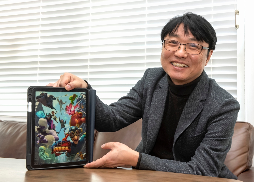 밀리언볼트 맹주공 대표가 신작 '히어로 인사이드'의 스틸컷을 소개하고 있다. 사진=밀리언볼트