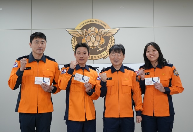 사진왼쪽부터 소방교 장지민, 소방장 하평수, 임주택 남울주소방서장, 소방사 이귀명.(사진제공=남울주소방서)