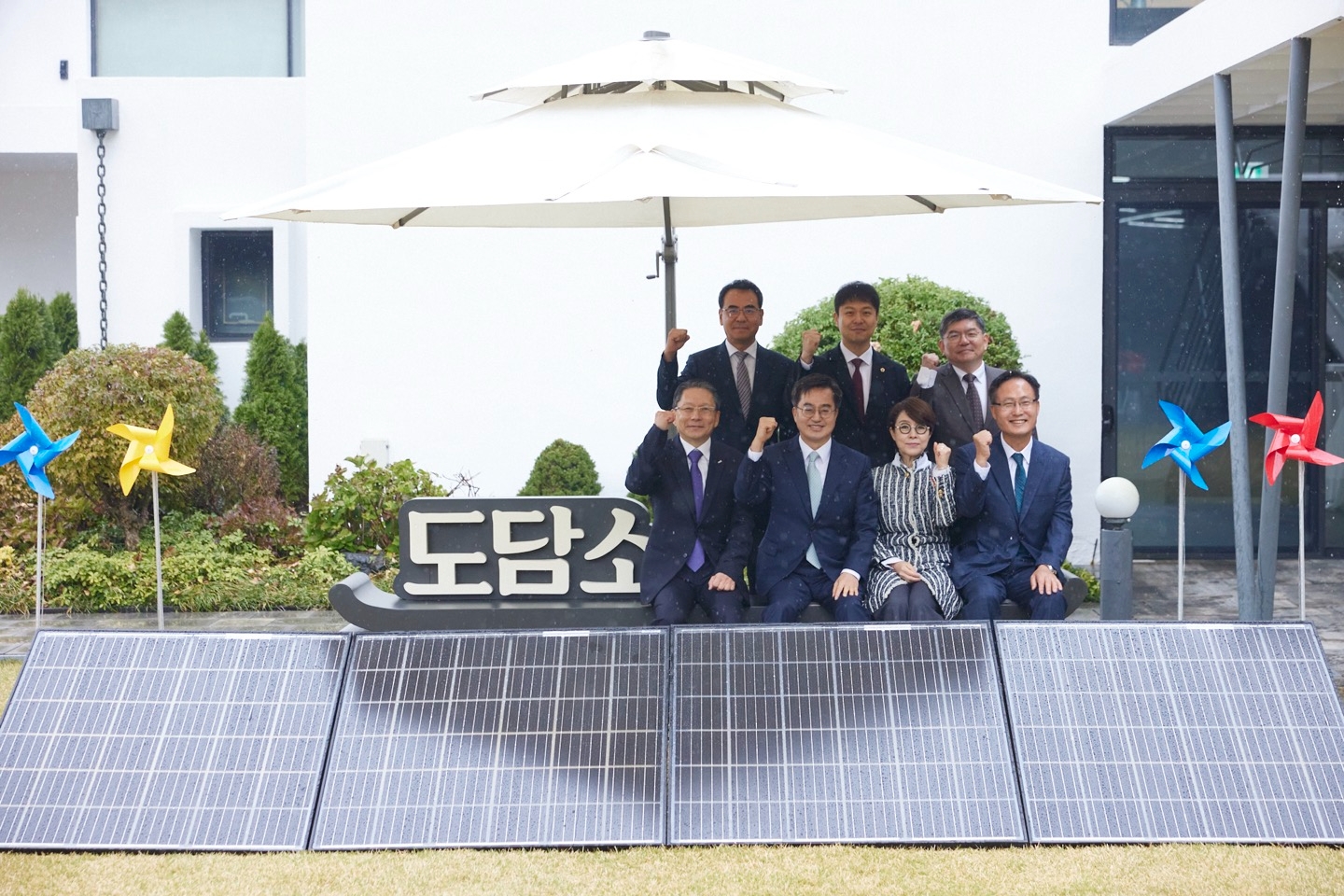 재생에너지 공급 협약식 참석인사들이 기념촬영을 하고있다.