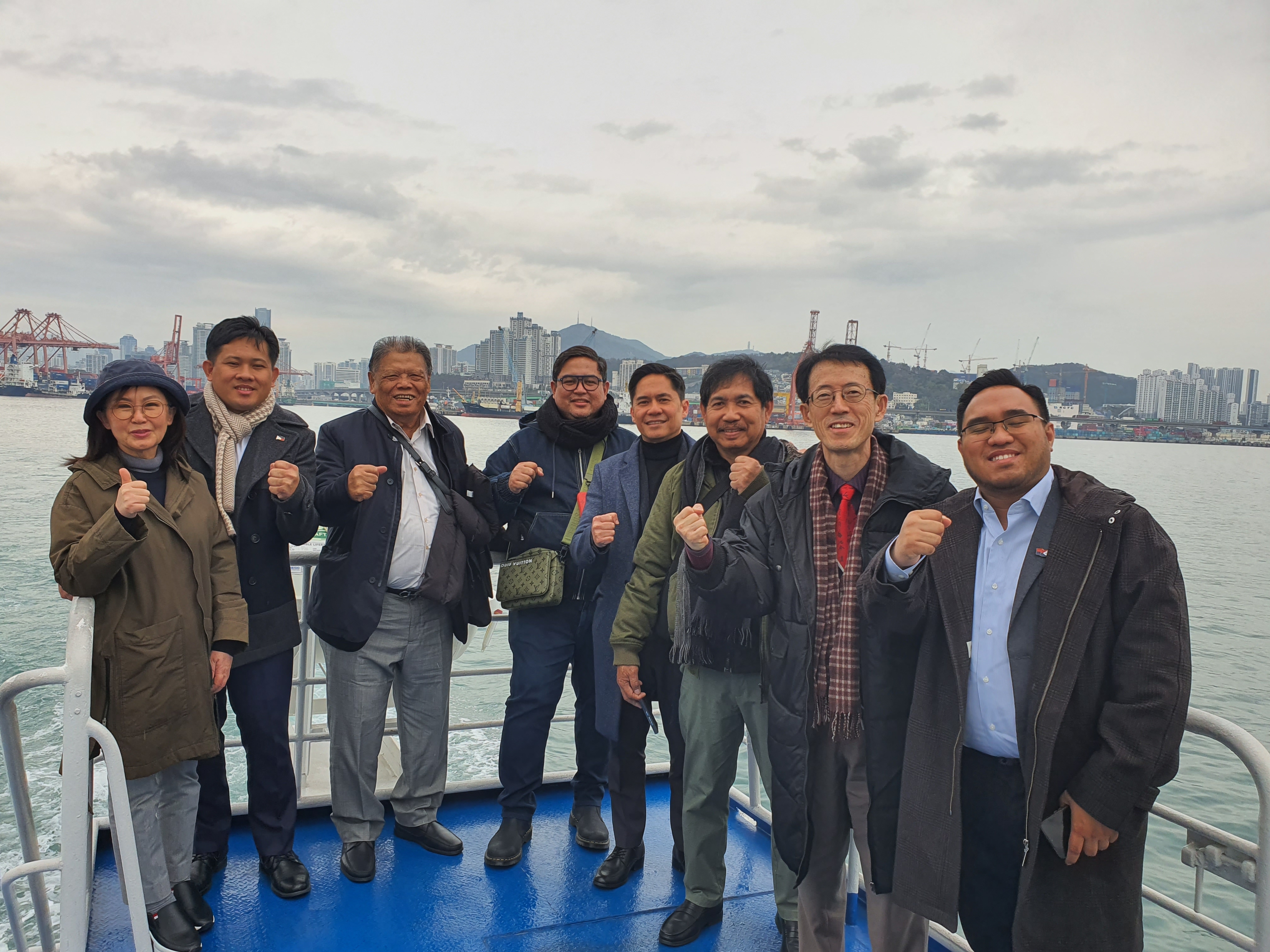 피엔비그룹(회장 장미경)은 17일,한국을 방문 중에 필리핀 바탄 경제 자유구역청장 등 일행이 부산항만 공사(BPA)를 방문해 약 1시간 동안 순시선을 타고 부산항의 역사, 부산항의 국제경쟁력, 동북아 환적중심 등 아시아의 관문에서 세계의 중심항으로 부상하는 물류 도시실태를 점검하고 있는 모습. (사진=피엔비그룹)