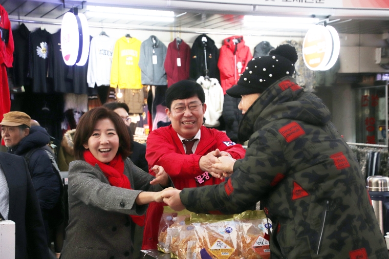 행사를 마치고 윤창현 국회의원(오른쪽), 나경원 전 원내대표 등이 대전 중앙시장을 방문해 상인들과 인사를 나누고 있다. (사진=윤창현 의원실)