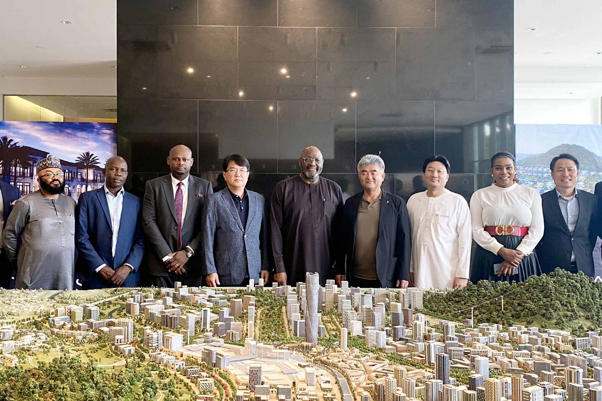대우건설 정원주 회장(가운데 오른쪽)이 지난 15일 나이지리아 Centenary City 신도시 전시장을 방문했다.(사진=대우건설)