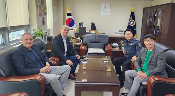 좌측뒤PFI네덜란드대표Hans,좌측앞스텝Koniin,우측앞PFI한국지부사무국장원재훈,우측뒤소망교도소김영식소장.(사진제공=소방교도소)