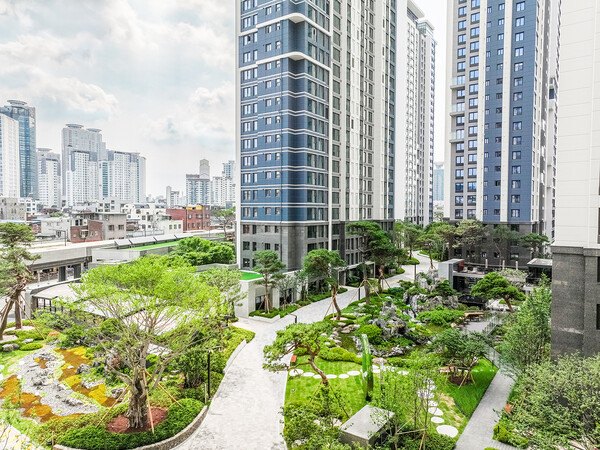 롯데건설이시공해인공지반녹화대상에서협회장상을차지한롯데캐슬리버파크시그니처.(사진=롯데건설)