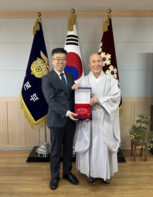 신용해교정본부장이성각스님에게감사패를수여하고기념촬영.(사진제공=법무부)