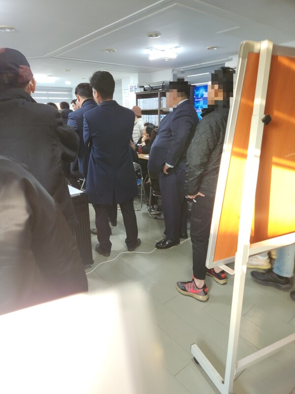 120kg상당의건장한청년들로구성되어있는진행요원