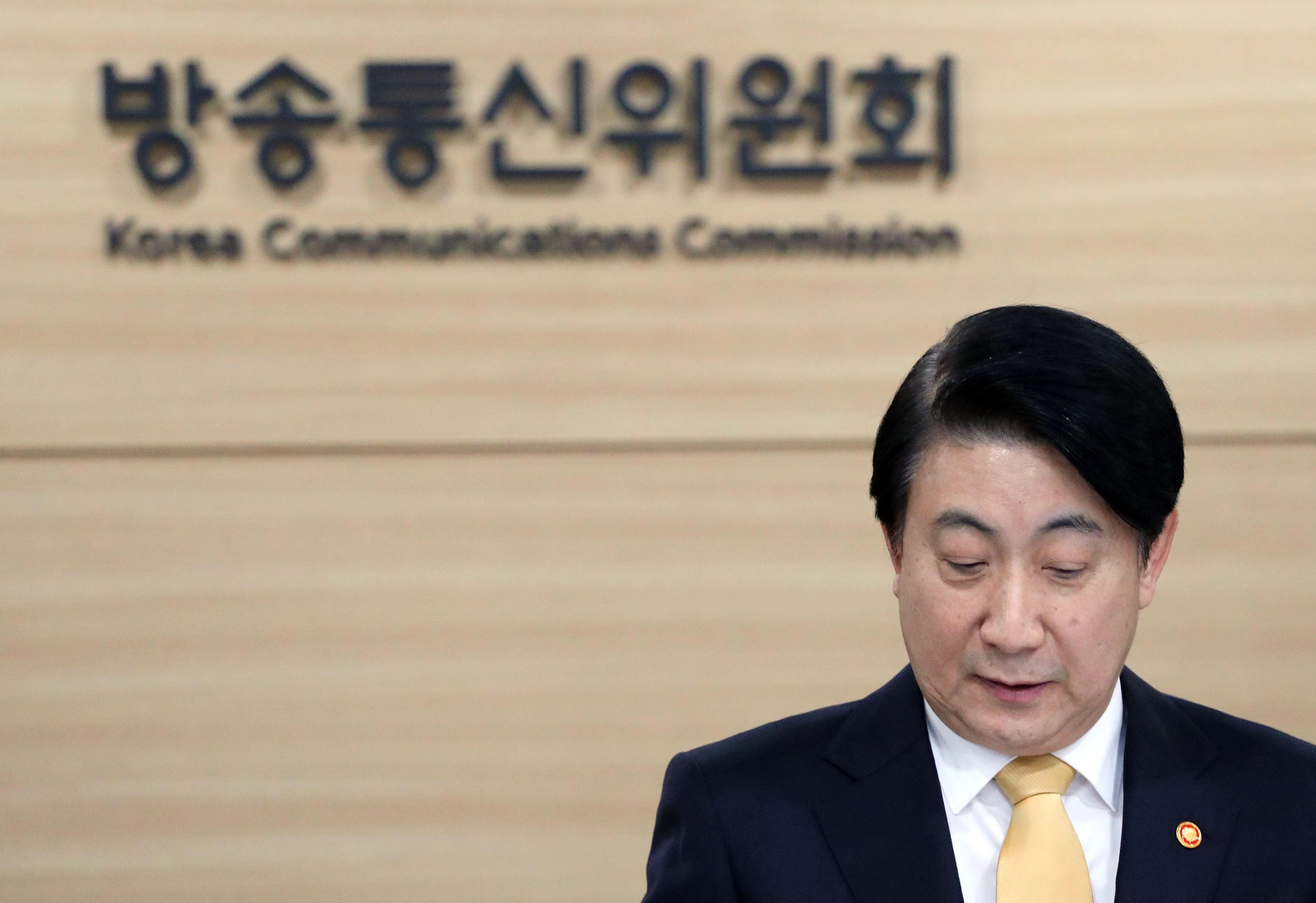 이동관 방송통신위원장이 16일 오후 정부과천청사 방통위 회의실에서 열린 2023년 제43차 회의에서 잠시 생각에 잠겨 있다.(사진=연합뉴스)